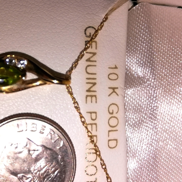 Peridot and 10k Gold Pendant on 10k Chain - Picture 8 of 9